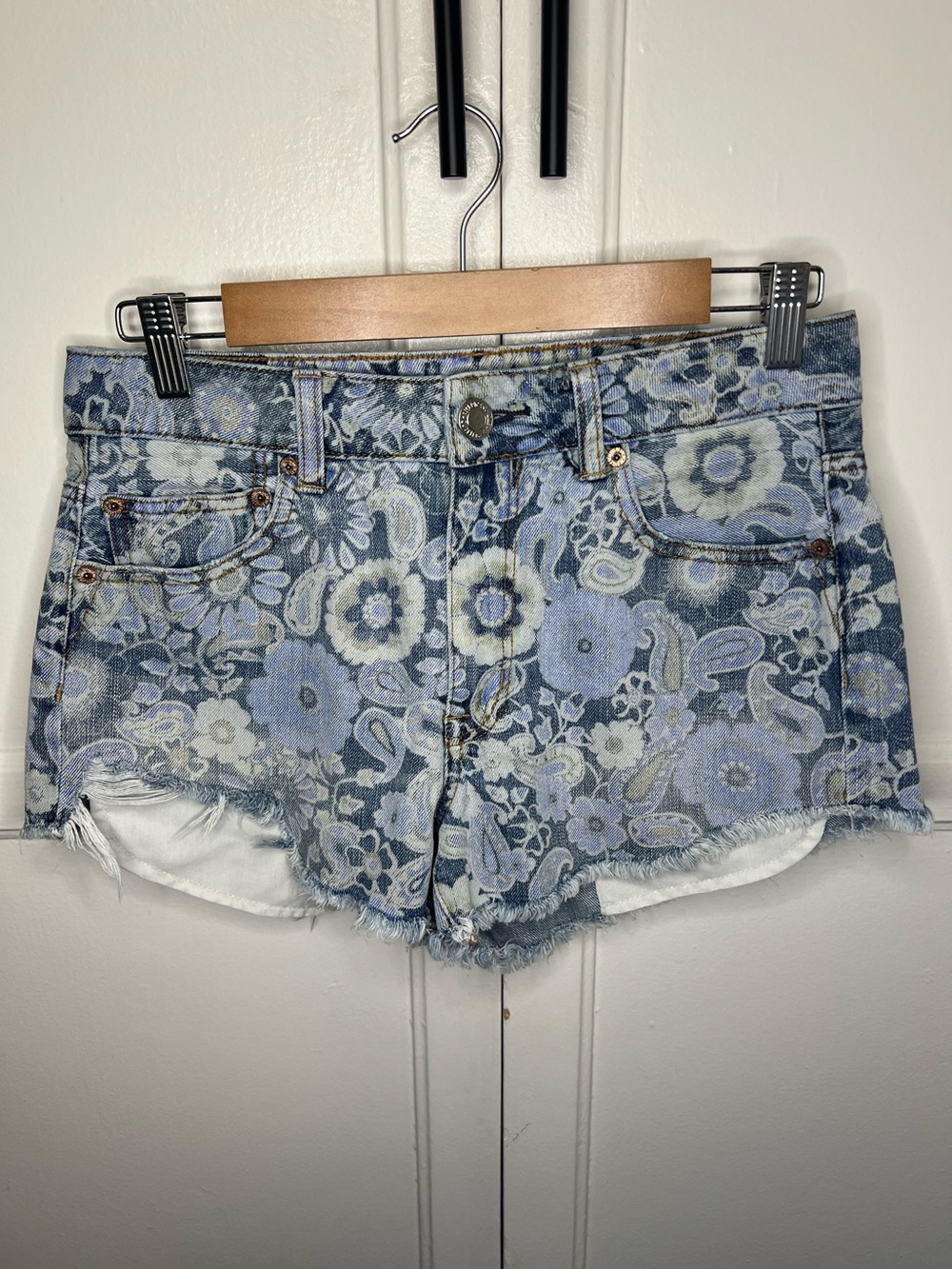American Eagle Hi-Rise Festival Floral Paisley Denim Shorts | Size 6